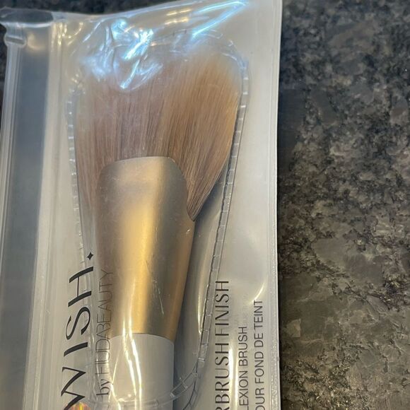 GloWish by Huda Beauty All Over Bronze Brush for use with any powder formula 🪥 - Picture 5 of 5